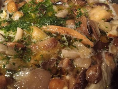 Masada lezzetli yemekler var.