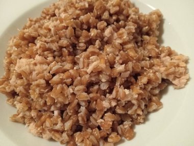 Haşlanmış ve ton balığı soslu yemek.