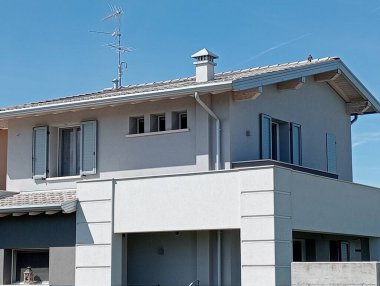 Pencereli modern bir evin ön cephesi