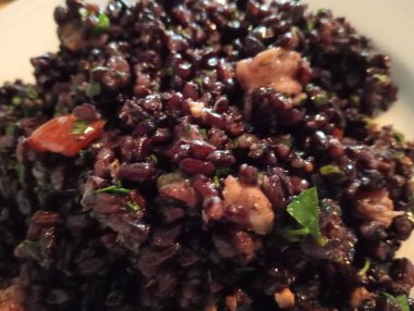 Et, sebze ve baharatlı siyah pirinç.