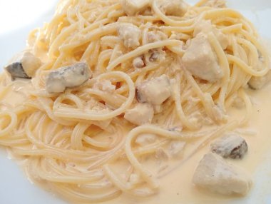 Peynirli ve domates kremalı spagetti.