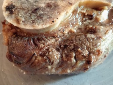 Tabakta bir parça domuz eti