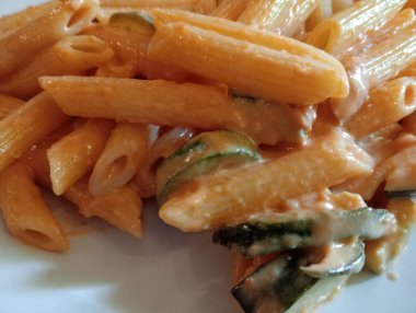 domatesli makarna, parmesan peyniri ve fesleğen