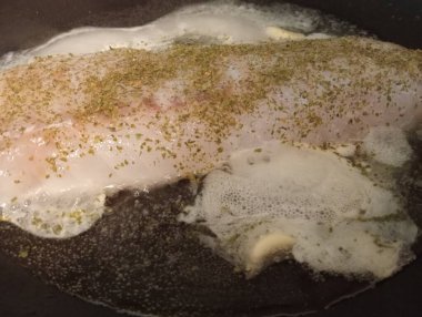 Kızartma tavasında taze balık filetosu, fotoğrafa yakın çekim.