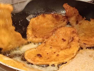 Patates ve baharatlı kızarmış tavuk.