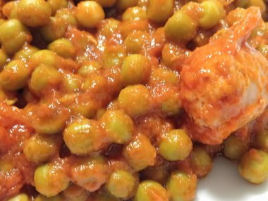 Lezzetli bir kızarmış yumurtayı tabağa koy..