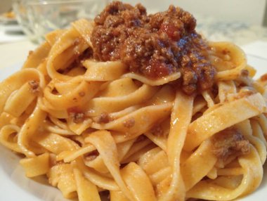 kıyma ve domates soslu spagetti bolonez, parmesan, fesleğen, parmesan peyniri