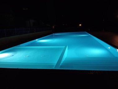 Suyu olan bir yüzme havuzu.