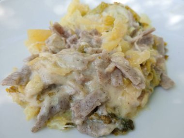 etli ve peynirli makarna