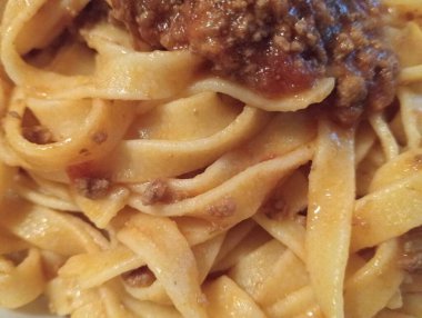 Etli ve peynirli spagetti