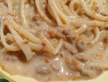 Peynirli ve soslu spagetti.