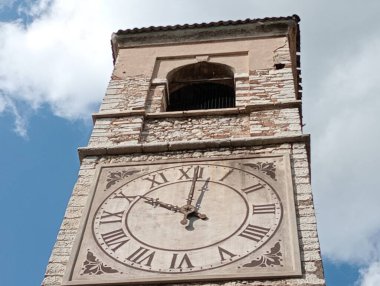 İtalya 'nın eski Ochichii kasabasındaki Roma Katolik Kilisesi' nin saati..