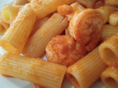 domates soslu makarna ve parmesan peyniri.