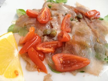 Balık sebze ve sos ile