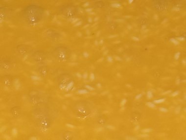 Pirinci beyaz tabakta kapatıyoruz. Pirinci beyaz tabakta servis ediyoruz.