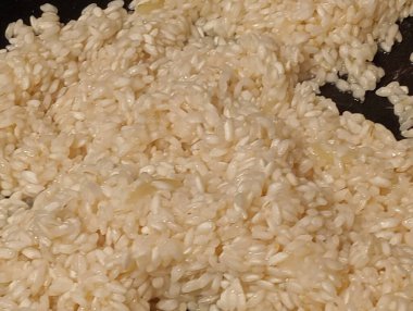 Siyah ot arka planında pişirilen pirincin yakın plan çekimi