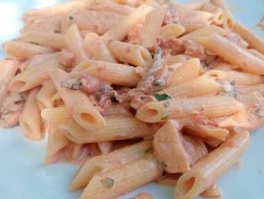 Kremalı ve somon soslu makarna.