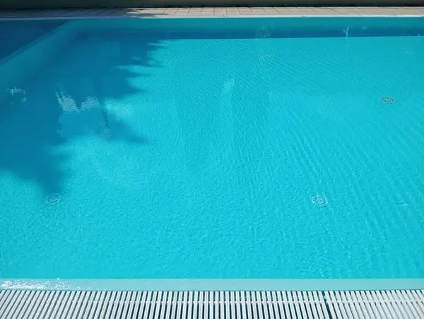 Su yansıtmalı yüzme havuzu