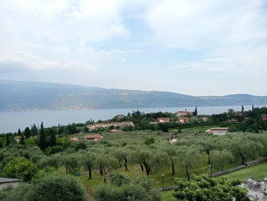 Dağlardaki güzel göl