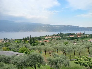 Dağlardaki göl manzarası