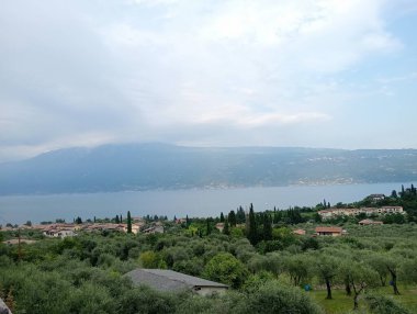 Dağlardaki göl manzarası