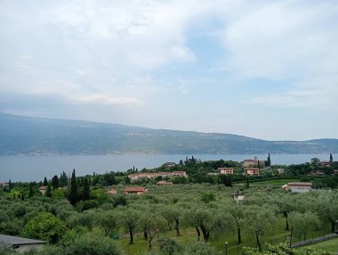 Dağlardaki gölün güzel manzarası