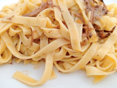 Domates ezmeli ve sarımsaklı spagetti.