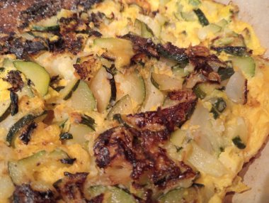 Peynirli ve soğanlı kızarmış yumurta.