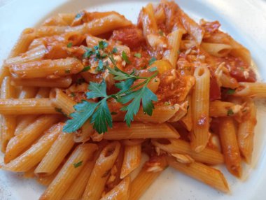 Tabakta domates soslu makarna.