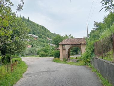 Dağlarda terk edilmiş eski bir ev.