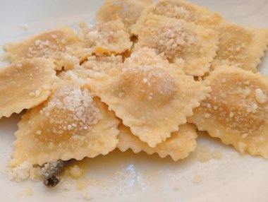 İtalyan yemeği, tipik Emilian mutfağı, balkabağı, tereyağı ve rendelenmiş peynir dolu tortelli.