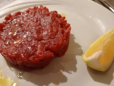 Limon ve domates soslu kırmızı somon tartartarı.