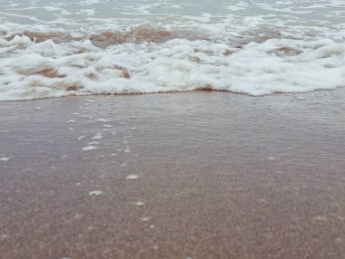 Dalgalar kumsala çarpıyor.