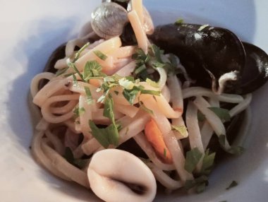 deniz ürünleri ve sebzeli makarna