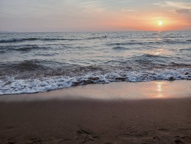 Sahilde gün doğumu