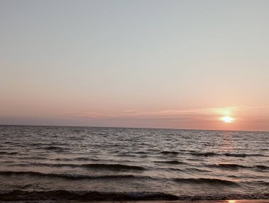 Sahilde güzel bir gün batımı