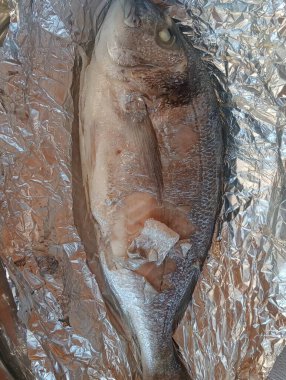 Baharatlı ve otlu çiğ balık.