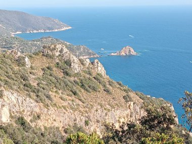 Güneşli bir günde uçurumdan güzel bir manzara.