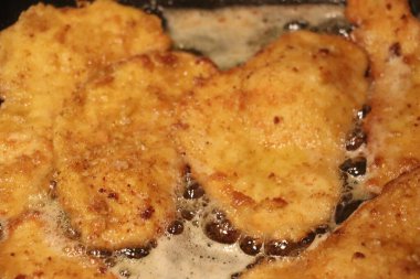 Peynirli ve soslu kızarmış tavuk