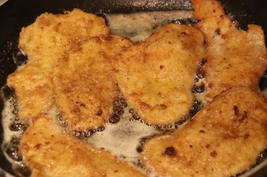 Yağda kızartılmış tavuk göğsü