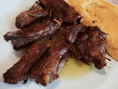 Patates ve soslu kızarmış domuz eti.