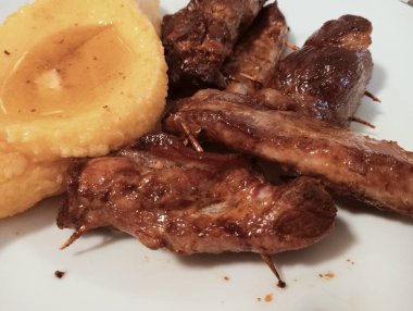 Kızarmış tavuk kanadı patates ile