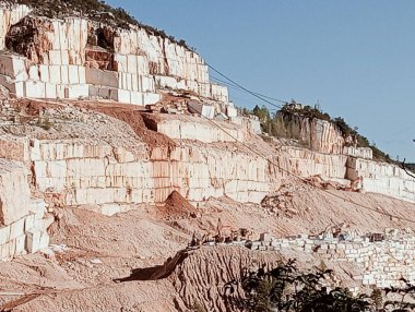 Kuzey İtalya 'nın Brescia ilindeki Botticino' da mermer ocakları olan dağların manzarası