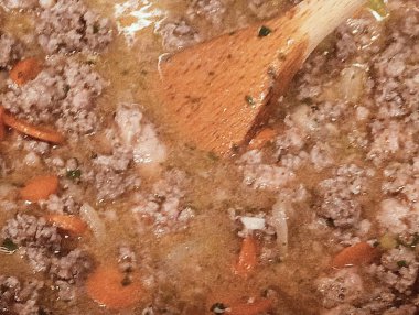 Etli çorba ve tavada baharat..