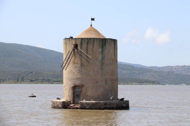Şehirde terk edilmiş eski bir ev.