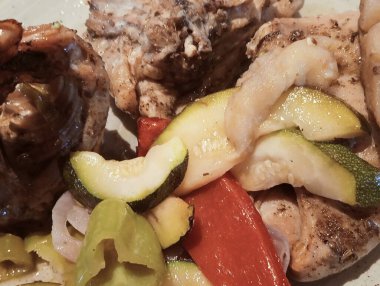 Sebzeli ve baharatlı balık.