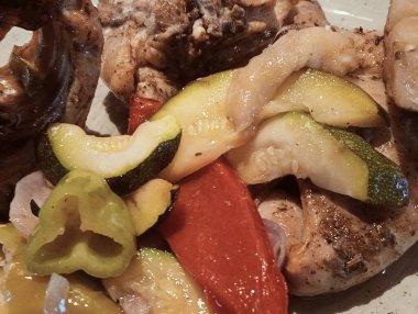 Baharatlı ve sebzeli ızgara tavuk.