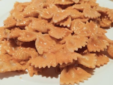 tavuklu ve sebzeli makarna