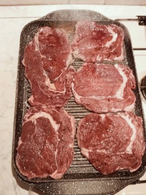 Tavada çiğ biftek.