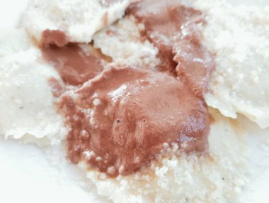 İtalyan makarna tabağının adı tortelli ya da şarap soslu ve rendelenmiş peynirli casoncelli.